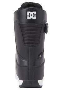 Botte de snowboard noire avec une tige en cuir lisse, design nervuré à l'arrière, semelle blanche et un cadran sur le côté pour ajuster le fit.