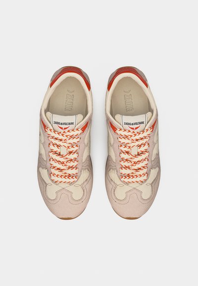 Μπεζ και εκρού αθλητικά παπούτσια με πορτοκαλί λεπτομέρειες, πλεκτά κορδόνια πορτοκαλί και λευκά, και ετικέτα "ZADIG & VOLTAIRE" στη γλώσσα, σε άποψη από πάνω.