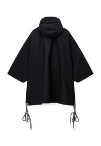 Sort vandtæt poncho med hætte, vide ærmer og justerbare snore ved kanten for tilpasning af pasformen.