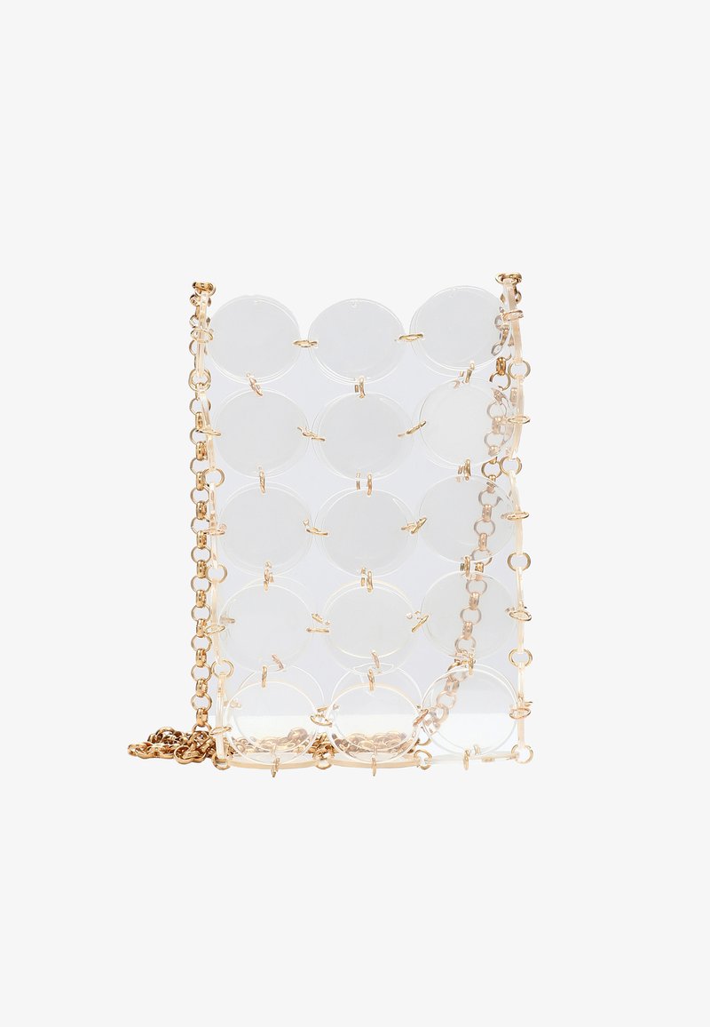 Átlátszó akril táska kör alakú lemezekkel, arany hardverrel és láncos pánttal, sima felülettel és strukturált téglalap alakú formával.