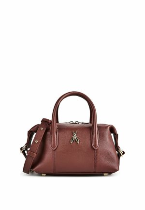 Braune Lederhandtasche mit abgerundeten Griffen, abnehmbarem Schulterriemen und kleinem metallischem Insekten-Emblem auf der Vorderseite.