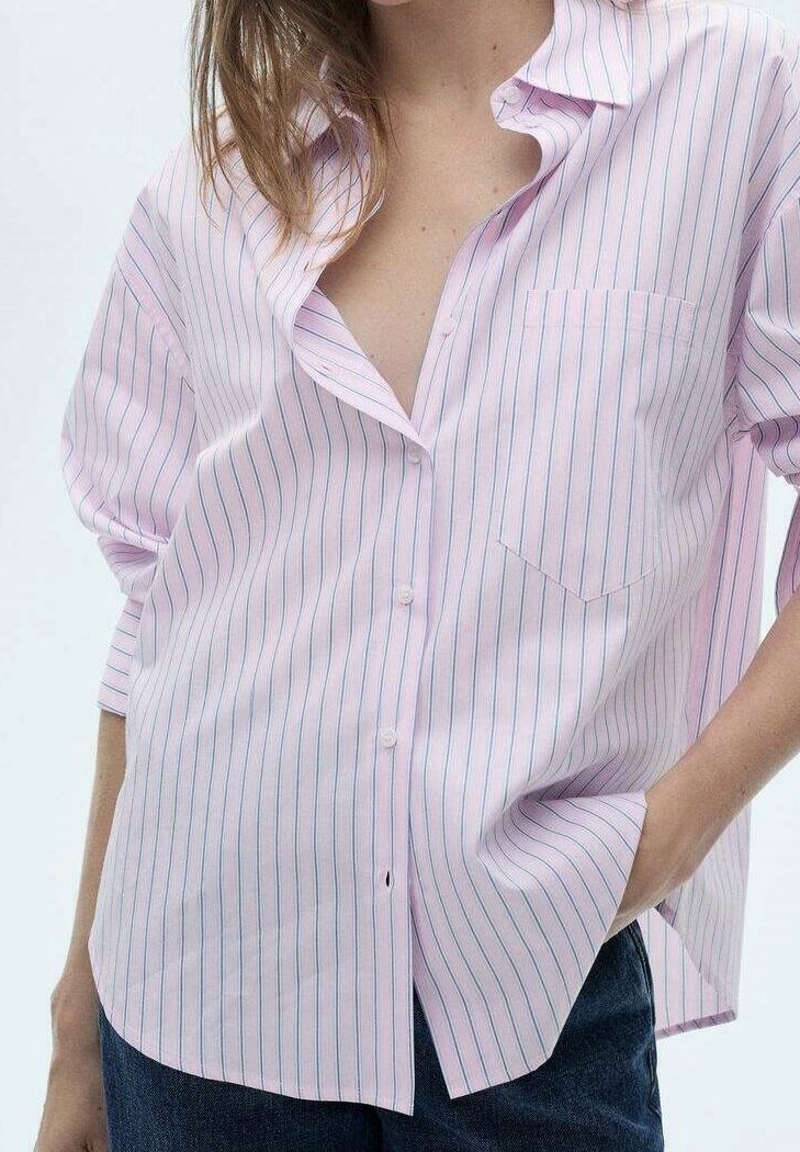 Chemise boutonnée rose clair avec des rayures verticales bleues, dotée d'une poche poitrine et d'une coupe décontractée, fabriquée dans un tissu doux.