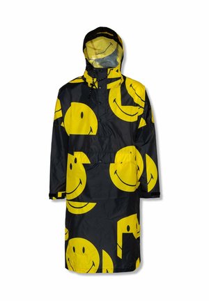 Zwarte regenjas met capuchon en grote gele smiley prints over het hele oppervlak, voorzak en knoopsluiting voor op de borst.