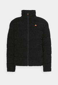 Schwarze gepolsterte Jacke mit hohem Kragen, ausgestattet mit einem Reißverschluss und kleinem mehrfarbigem Logo auf der Brust. Strukturiertes Material und taillierte Passform.