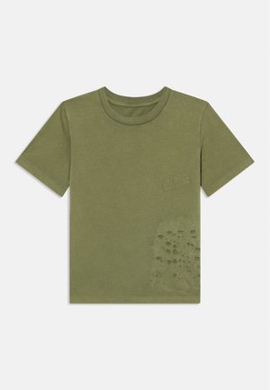 Tricou din bumbac de culoare verde măsliniu, cu mâneci scurte, guler rotund și un accent texturat în partea stângă jos, cu mici detalii decupate.