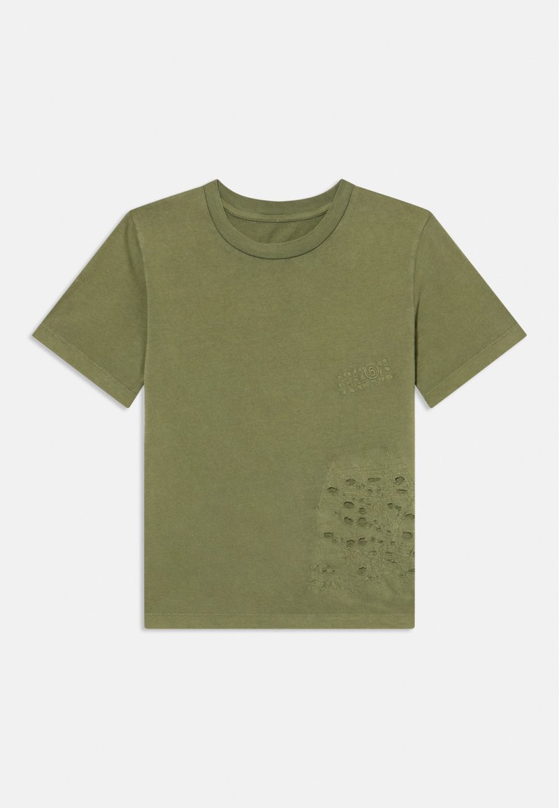 Camiseta de algodón verde oliva con mangas cortas, cuello redondo y un acento texturizado en la parte inferior izquierda con pequeños detalles cortados.