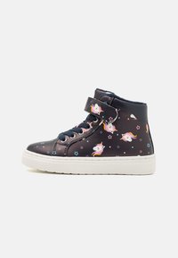Zapatillas altas de material sintético en color marino, con patrones de unicornios y estrellas, con correas de Velcro y suela de goma blanca.