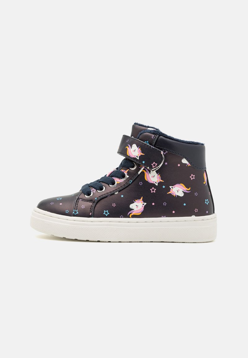 Zapatillas altas de material sintético en color marino, con patrones de unicornios y estrellas, con correas de Velcro y suela de goma blanca.