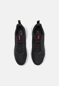 Zapatillas deportivas negras con parte superior de malla, acentos rosas y suela blanca. Presentan cordones planos y una lengüeta con un tirador.