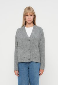 Grau gestrickte Cardigan mit V-Ausschnitt, drei Knöpfen und zwei Fronttaschen. Merkmale eine strukturierte Oberfläche und einen lockeren Schnitt.