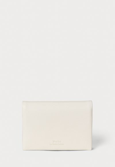 Balta ādas maks ar gludu tekstūru. Iezīmē minimālistisku dizainu un reljefu "Polo by Ralph Lauren" logotipu priekšpusē.
