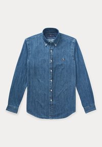 Camicia di jeans blu a maniche lunghe con bottoni, colletto e piccolo logo ricamato sul petto sinistro su sfondo uniforme.