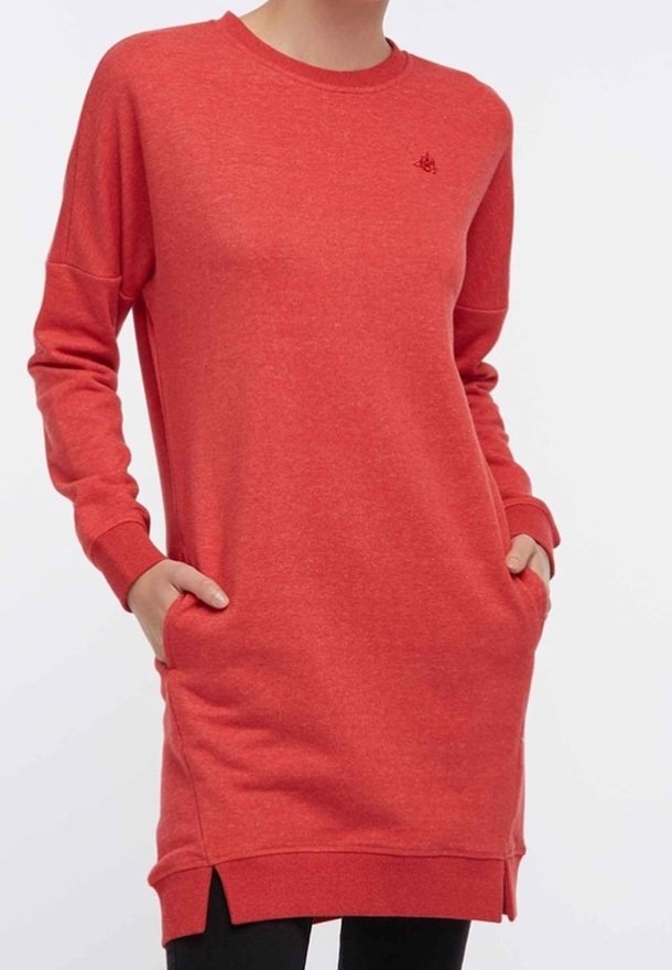Rotes Sweatshirtkleid mit langen Ärmeln, seitlichen Taschen, gerippten Bündchen und Saum. Weicher Stoff, lockere Passform, mit kleinem Logo auf der Brust.