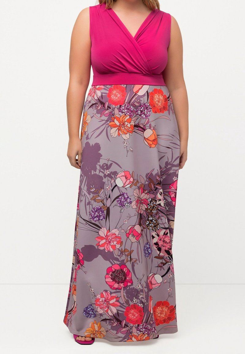 Robe longue avec un corsage rose drapé et une jupe grise fluide ornée de motifs floraux vibrants en orange, rose et violet.
