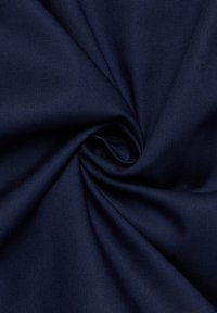 Marine blauw stof met een gladde textuur, die een zachte glans vertoont. Het materiaal is strak geweven en lijkt duurzaam, met een consistente kleur.