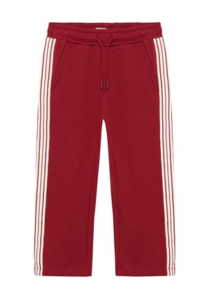 Røde joggingbukser med hvide triple striber ned ad siderne, elastisk talje og forlommer med snørelukning.