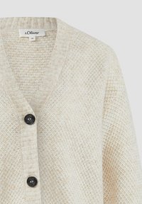 Cremfarbener Cardigan mit einem strukturierten Strickdesign, V-Ausschnitt, gerippten Kanten und zwei schwarzen Knöpfen zum Verschließen.