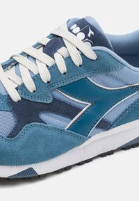 Diadora N902 UNISEX - Trainers - dark denim /faded denim