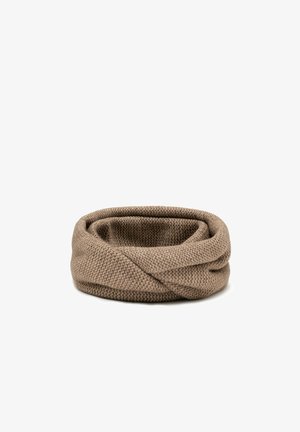 Strikket brun infinity-scarf med et struktureret mønster, der har et snoet design som tilføjer dimension og varme. Blød og rund form.