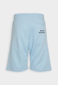 Lichtblauwe katoenen shorts met een elastische tailleband, met een achterzak en geborduurde tekst: "MILANO MCMLXXVIII."