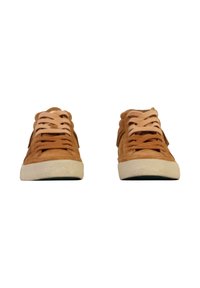 Zapatillas de gamuza marrón con un diseño de corte bajo, que cuentan con cordones de color beige claro y una suela de goma blanca texturizada. Estilo simple y sin adornos.
