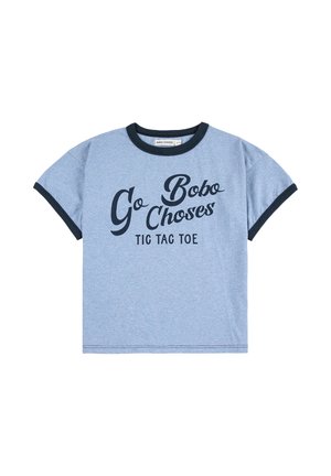 T-shirt en coton bleu avec des bordures noires au col rond et aux manches. À l'avant, on trouve "Go Bobo Choses TIC TAC TOE" en grandes lettres gras.