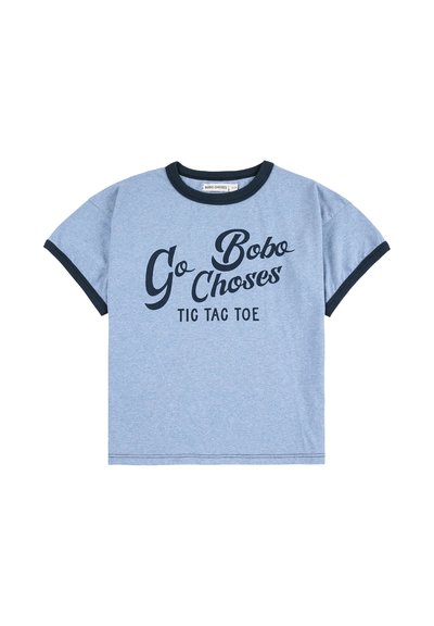 Modré bavlněné tričko s černými obšitými okraji kolem krku a rukávů. Na přední straně je velkými, tučnými písmeny napsáno "Go Bobo Choses TIC TAC TOE".