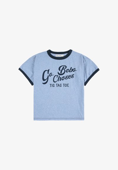 Sininen puuvillapaita, jossa on mustat pyöreät kaula-aukot ja hihojen reunaosat. Etupuolella on suuri, lihavoitu teksti "Go Bobo Choses TIC TAC TOE".