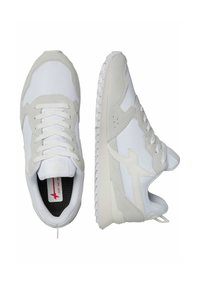 Sneaker bianche con una tomaia in suede e tessuto testurizzato, lacci piatti, collo imbottito e suola in gomma con un battistrada a motivo.