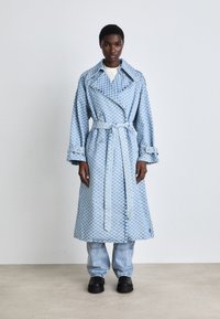 HUGO GARENA - Mantel - light/pastel blue