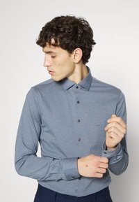 Michael Kors SOLID SLIM SHIRT - Camisa - slate blue
