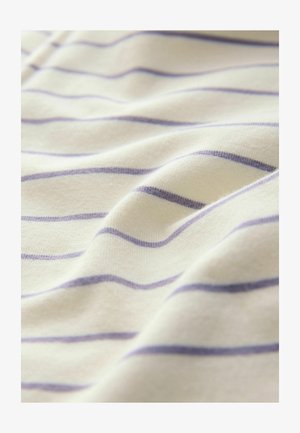Bomuldsstof med en cremefarvet bund og tynde, bølgede lavendelfarvede striber, der udviser en glat tekstur og en subtil glans.