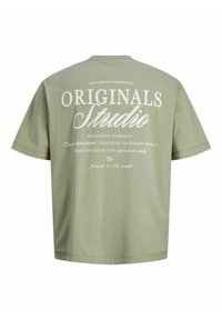 Ελιόχρωμο βαμβακερό μπλουζάκι με στρογγυλή λαιμόκοψη, κοντά μανίκια και λευκό εκτυπωμένο κείμενο στο πίσω μέρος με λεπτομέρειες μάρκας και σχεδίασης.