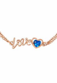 Pulsera de oro rosa con la palabra "amor" en cursiva, adornada con una piedra preciosa azul en forma de corazón. El diseño de la cadena complementa el colgante.