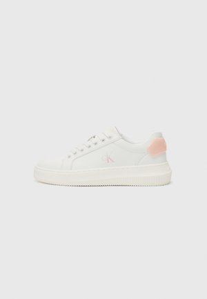 Sneaker bianca con finitura in pelle liscia, accentatura rosa sul tallone, punta rotonda e suola in gomma testurizzata. Presenta lacci e dettaglio del logo.