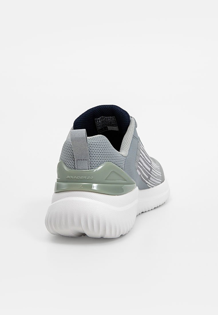 Scarpa sportiva grigia con tomaia in mesh, accenti testurizzati, suola bianca imbottita e tacco verde con la scritta "BOUNDAR 2.0".