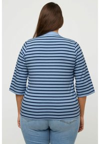 Blå og marineblå stribet skjorte med trekvartærmer og rund halsudskæring, lavet af blødt materiale, designet til en behagelig pasform.