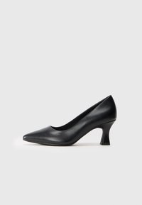 Svart läder högklackad pump med spetsig tå och en måttligt låg blockklack. Slät textur, elegant design och minimalistisk stil.