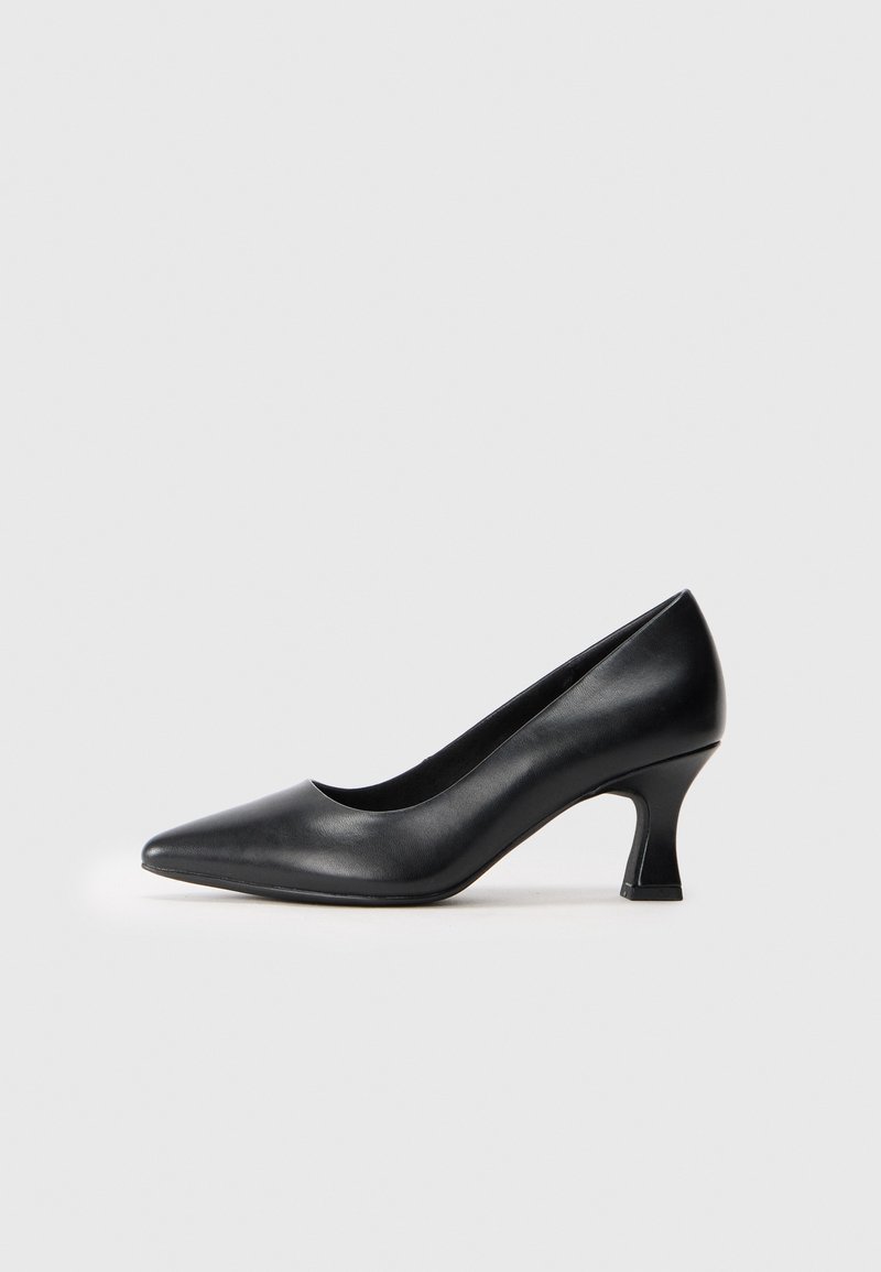 Svart läder högklackad pump med spetsig tå och en måttligt låg blockklack. Slät textur, elegant design och minimalistisk stil.
