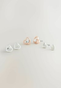 Set de patru cercei în formă de inimă, din argint și aur roz. Design texturat cu un accent de cristal pe anumite piese. Dimensiuni variate.