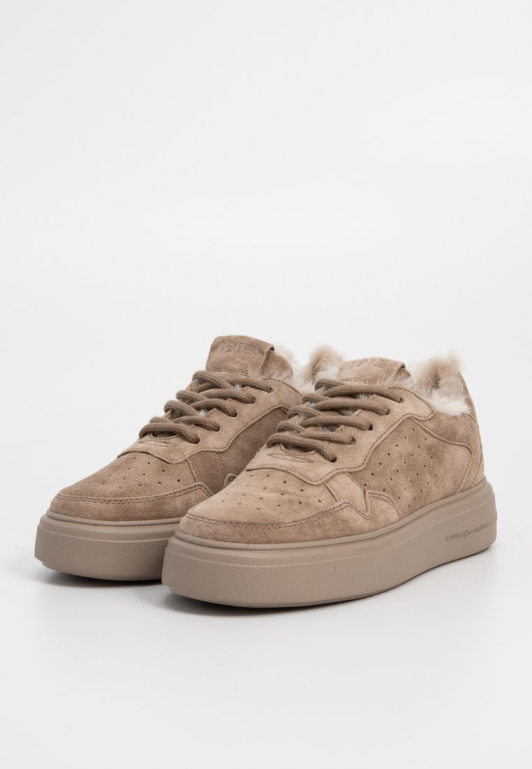 Beige Wildledersneaker mit strukturierter Oberfläche, dicker Gummisohle, runder Zehenform und flachen Schnürsenkeln. Fleece-Futter am Kragen.