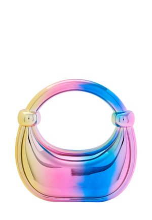 Holografische handtas met een gebogen vorm, voorzien van roze, blauwe en gele kleurverlopen, een gladde textuur en twee ronde metalen accenten.
