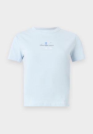 T-shirt bleu clair à manches courtes et col rond avec petit logo Calvin Klein Jeans en texte bleu centré sur la poitrine.