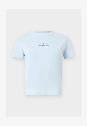 Ανοιχτό μπλε κοντομάνικο T-shirt με στρογγυλή λαιμόκοψη και μικρό λογότυπο Calvin Klein Jeans με μπλε γράμματα, τοποθετημένο στο κέντρο του στήθους.