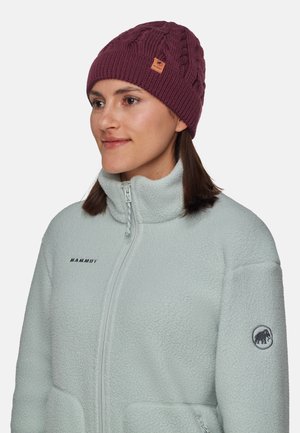 Bordeauxfarbener Strickmütze mit Zopfmuster und einem braunen Leder-Logoetikett, getragen mit einer hellblauen Fleecejacke mit Reißverschluss.
