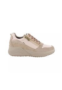Sneakers beige chiaro che combinano pelle liscia e suede, con un design con lacci e una suola testurizzata rialzata.
