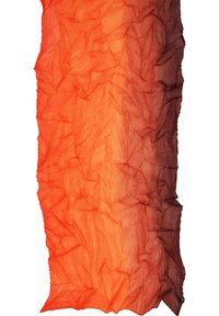 Un tissu translucide dégradé allant de l'orange au rouge foncé présente un design texturé et plissé ressemblant à des feuilles.