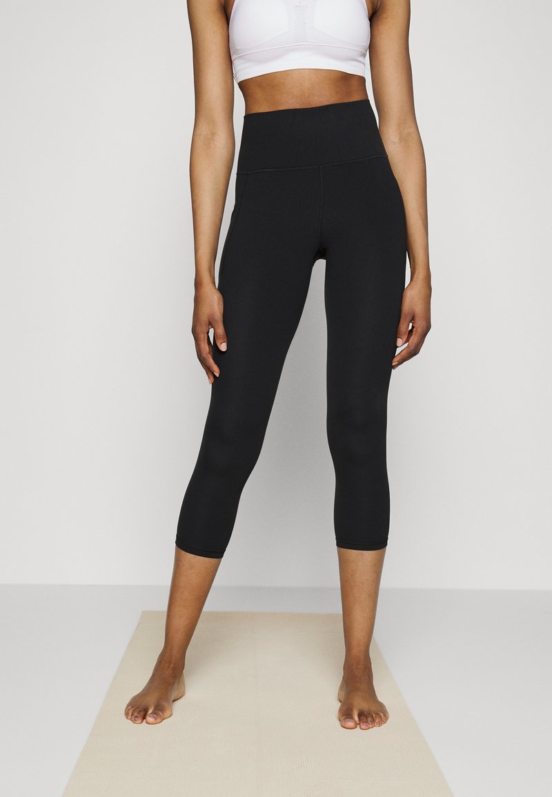 Athleta SALUTATION STASH POCKET CAPRI Leggings black Zalando.ie