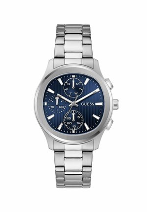 Silberne Metallarmbanduhr mit blauem Zifferblatt, drei Unterzifferblättern für Tag, 24-Stunden-Zeit und Sekunden sowie "GUESS"-Logo auf dem Zifferblatt.