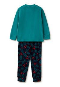 Parte superior de pijama de forro polar turquesa con mangas largas combinada con pantalones azul marino con estampado de acebo en verde, rojo y azul oscuro.